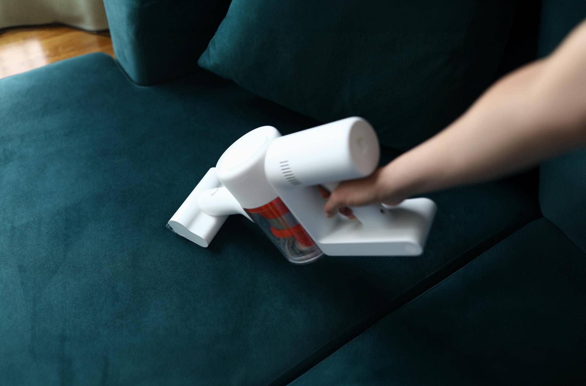 Jak działa enzymatyczny pre spray do prania tapicerki materiałowej?